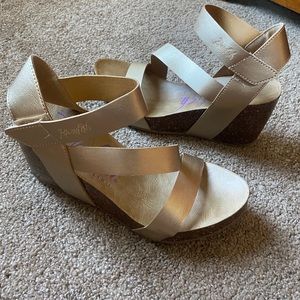 Blowfish gold wedges ✨